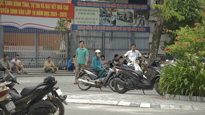 Buổi cuối c&ugrave;ng của kỳ thi tốt nghiệp THPT 2024: Ch&iacute;nh thức bắt đầu giờ l&agrave;m b&agrave;i! - Ảnh 1.