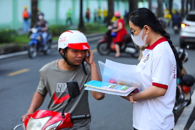 Hơn 1 triệu sĩ tử cả nước chuẩn bị thi các môn tổ hợp: Có thí sinh quên Atlat phải đặt ship hỏa tốc - Ảnh 7.