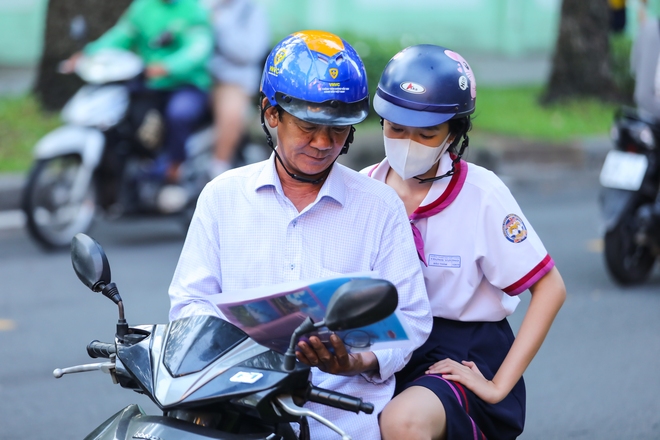 Hơn 1 triệu sĩ tử cả nước chuẩn bị thi các môn tổ hợp: Có thí sinh quên Atlat phải đặt ship hỏa tốc - Ảnh 8.