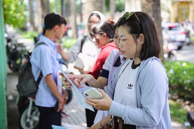 Kết thúc giờ làm bài thi tổ hợp: Đề không khó nhưng đều rất dài - Ảnh 7.