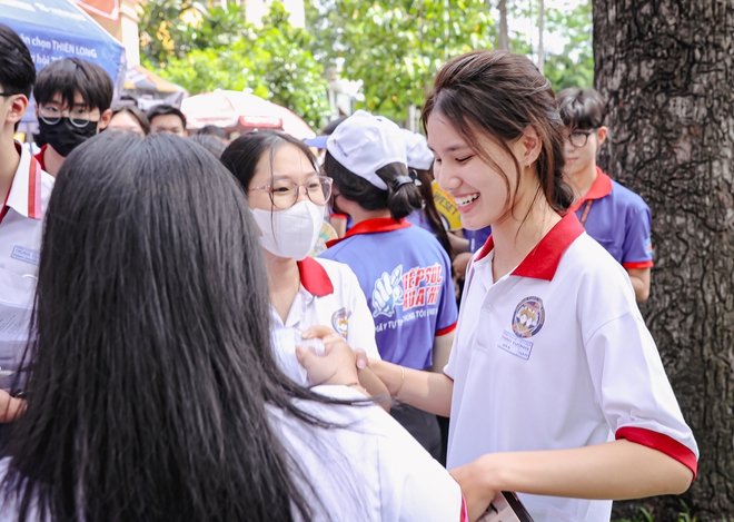 Kết thúc giờ làm bài thi tổ hợp: Đề không khó nhưng đều rất dài - Ảnh 4.