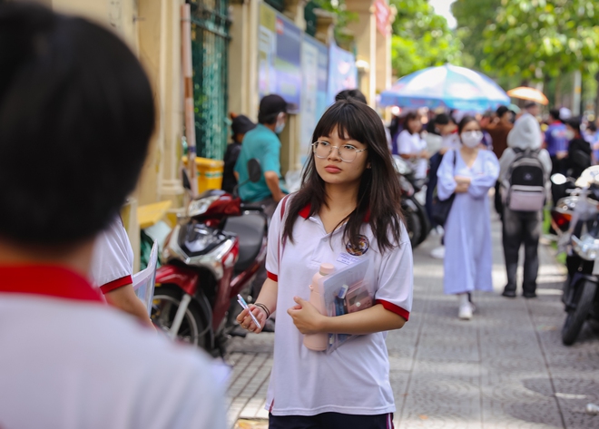 Kết thúc giờ làm bài thi tổ hợp: Đề không khó nhưng đều rất dài - Ảnh 5.