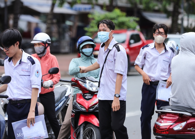 Thi tốt nghiệp THPT 2024: C&aacute;c sĩ tử bước v&agrave;o buổi thi cuối c&ugrave;ng! - Ảnh 1.