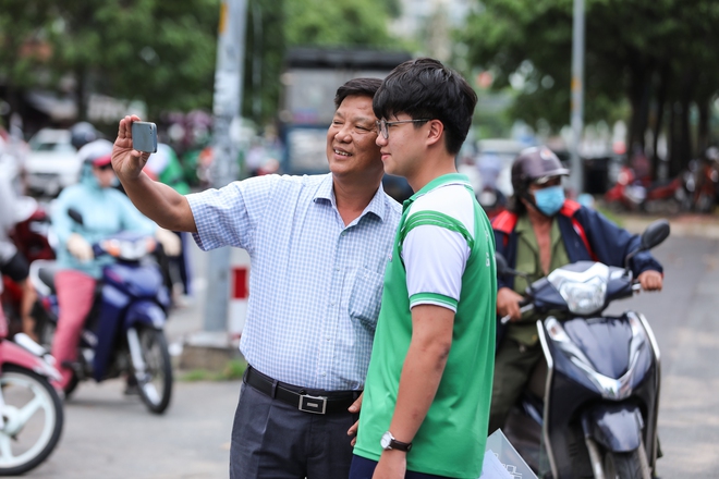 Thi tốt nghiệp THPT 2024: C&aacute;c sĩ tử bước v&agrave;o buổi thi cuối c&ugrave;ng! - Ảnh 2.