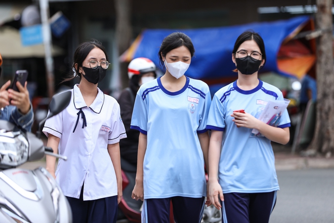 Thi tốt nghiệp THPT 2024: C&aacute;c sĩ tử bước v&agrave;o buổi thi cuối c&ugrave;ng! - Ảnh 6.