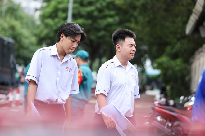 Thi tốt nghiệp THPT 2024: C&aacute;c sĩ tử bước v&agrave;o buổi thi cuối c&ugrave;ng! - Ảnh 4.