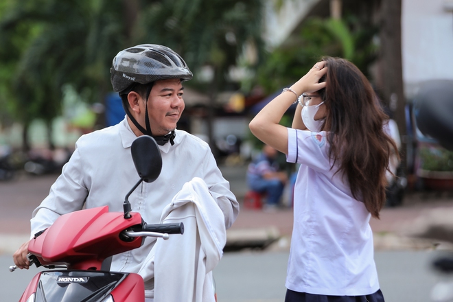 Thi tốt nghiệp THPT 2024: C&aacute;c sĩ tử bước v&agrave;o buổi thi cuối c&ugrave;ng! - Ảnh 5.