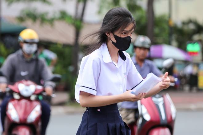 Thi tốt nghiệp THPT 2024: C&aacute;c sĩ tử bước v&agrave;o buổi thi cuối c&ugrave;ng! - Ảnh 3.
