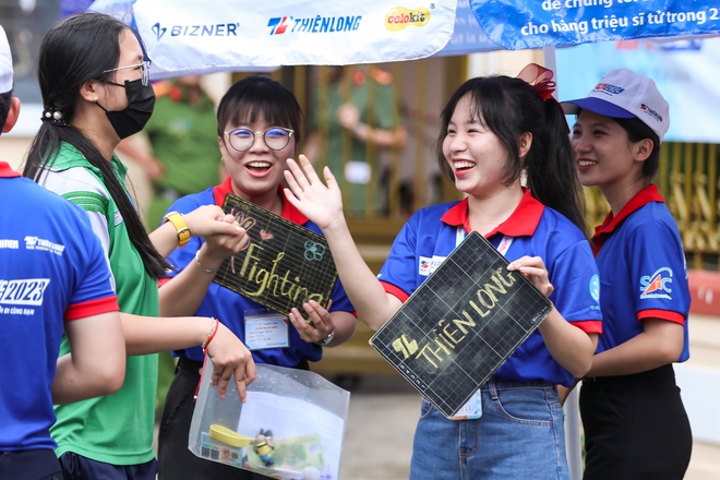 Thi tốt nghiệp THPT 2024: C&aacute;c sĩ tử bước v&agrave;o buổi thi cuối c&ugrave;ng! - Ảnh 1.