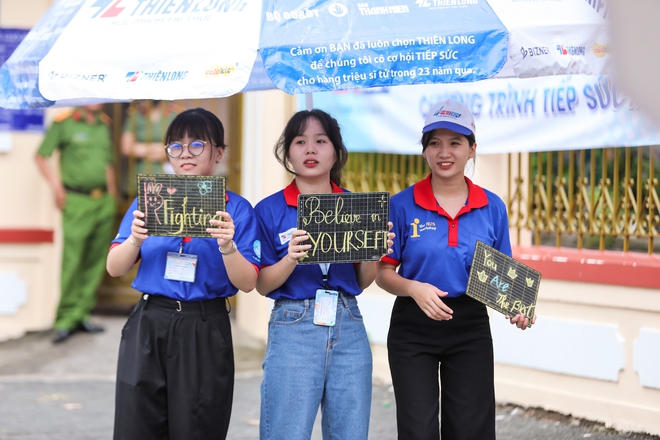 Thi tốt nghiệp THPT 2024: C&aacute;c sĩ tử bước v&agrave;o buổi thi cuối c&ugrave;ng! - Ảnh 2.