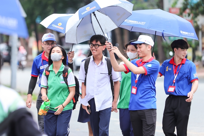 Thi tốt nghiệp THPT 2024: C&aacute;c sĩ tử bước v&agrave;o buổi thi cuối c&ugrave;ng! - Ảnh 3.