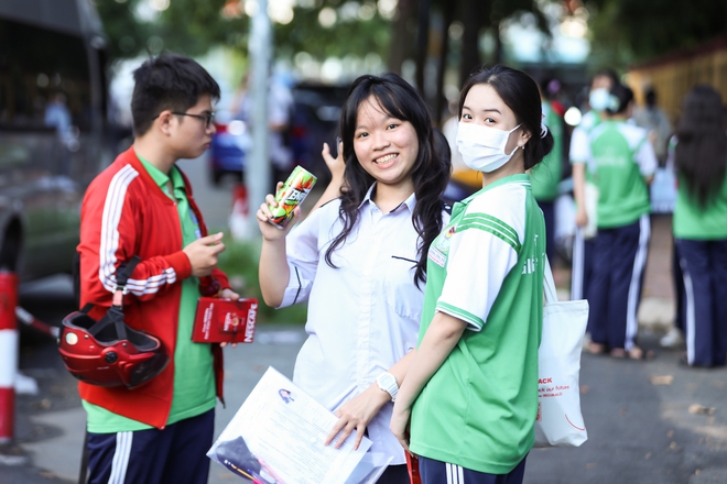 Hết giờ l&agrave;m b&agrave;i m&ocirc;n thi cuối c&ugrave;ng: Th&iacute; sinh phụ huynh đều cười v&igrave; đề dễ thở, vậy l&agrave; thi xong rồi! - Ảnh 2.