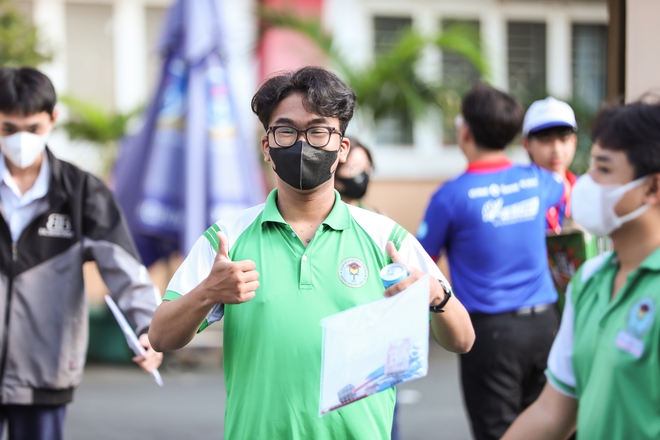 Hết giờ l&agrave;m b&agrave;i m&ocirc;n thi cuối c&ugrave;ng: Th&iacute; sinh phụ huynh đều cười v&igrave; đề dễ thở, vậy l&agrave; thi xong rồi! - Ảnh 3.