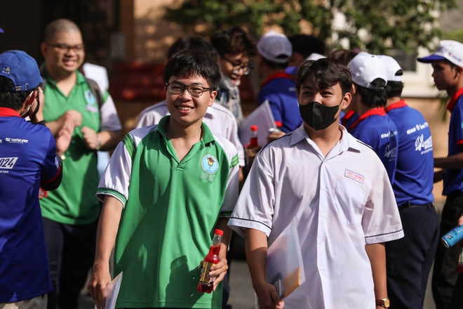 Hết giờ l&agrave;m b&agrave;i m&ocirc;n thi cuối c&ugrave;ng: Th&iacute; sinh phụ huynh đều cười v&igrave; đề dễ thở, vậy l&agrave; thi xong rồi! - Ảnh 5.