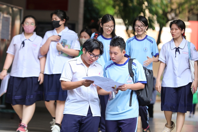 Hết giờ l&agrave;m b&agrave;i m&ocirc;n thi cuối c&ugrave;ng: Th&iacute; sinh phụ huynh đều cười v&igrave; đề dễ thở, vậy l&agrave; thi xong rồi! - Ảnh 7.