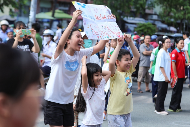 Hết giờ l&agrave;m b&agrave;i m&ocirc;n thi cuối c&ugrave;ng: Th&iacute; sinh phụ huynh đều cười v&igrave; đề dễ thở, vậy l&agrave; thi xong rồi! - Ảnh 6.