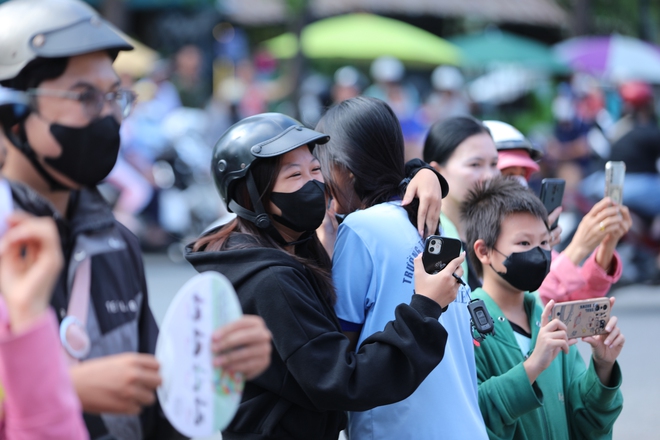 Hết giờ l&agrave;m b&agrave;i m&ocirc;n thi cuối c&ugrave;ng: Th&iacute; sinh phụ huynh đều cười v&igrave; đề dễ thở, vậy l&agrave; thi xong rồi! - Ảnh 8.