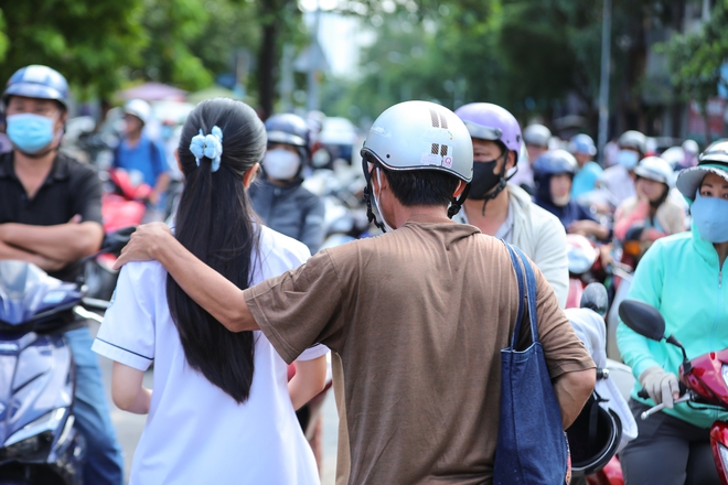 Hết giờ l&agrave;m b&agrave;i m&ocirc;n thi cuối c&ugrave;ng: Th&iacute; sinh phụ huynh đều cười v&igrave; đề dễ thở, vậy l&agrave; thi xong rồi! - Ảnh 9.