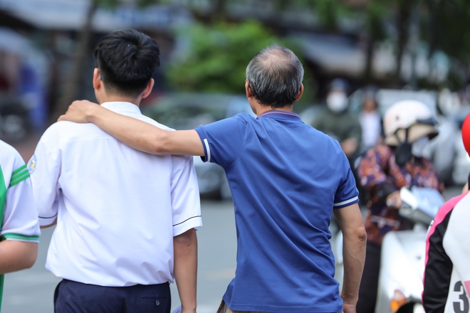 Hết giờ l&agrave;m b&agrave;i m&ocirc;n thi cuối c&ugrave;ng: Th&iacute; sinh phụ huynh đều cười v&igrave; đề dễ thở, vậy l&agrave; thi xong rồi! - Ảnh 10.