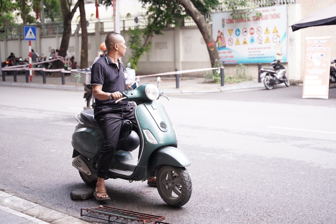 Hơn 1 triệu sĩ tử cả nước chuẩn bị thi các môn tổ hợp: Phụ huynh lo sốt vó vì con quên kính, Atlat - Ảnh 8.