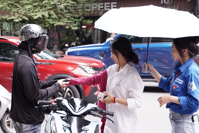 Thi tốt nghiệp THPT 2024: C&aacute;c sĩ tử bước v&agrave;o buổi thi cuối c&ugrave;ng! - Ảnh 2.