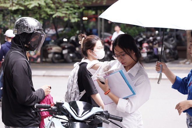 Thi tốt nghiệp THPT 2024: C&aacute;c sĩ tử bước v&agrave;o buổi thi cuối c&ugrave;ng! - Ảnh 5.