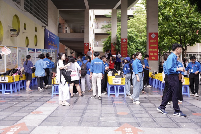 Thi tốt nghiệp THPT 2024: C&aacute;c sĩ tử bước v&agrave;o buổi thi cuối c&ugrave;ng! - Ảnh 4.