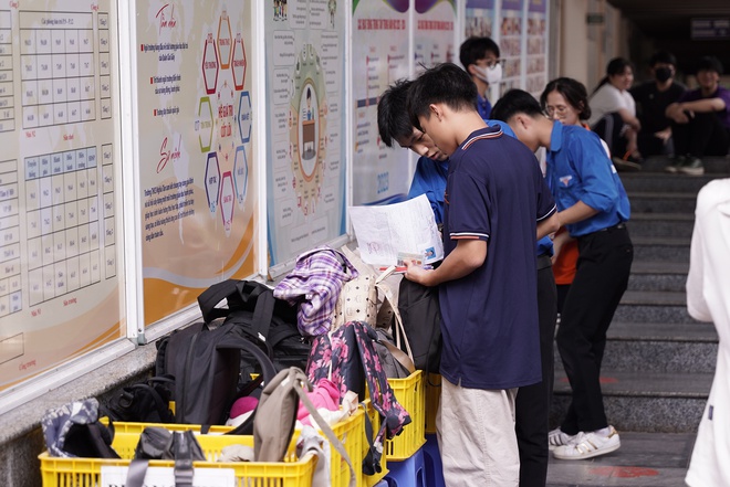 Thi tốt nghiệp THPT 2024: C&aacute;c sĩ tử bước v&agrave;o buổi thi cuối c&ugrave;ng! - Ảnh 3.