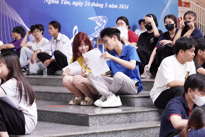 Thi tốt nghiệp THPT 2024: C&aacute;c sĩ tử bước v&agrave;o buổi thi cuối c&ugrave;ng! - Ảnh 6.