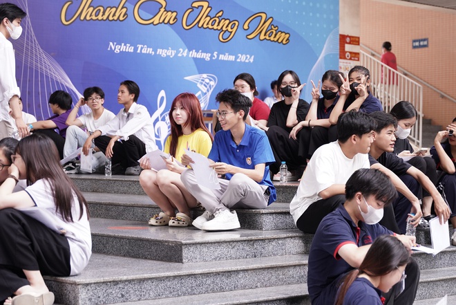 Thi tốt nghiệp THPT 2024: C&aacute;c sĩ tử bước v&agrave;o buổi thi cuối c&ugrave;ng! - Ảnh 5.