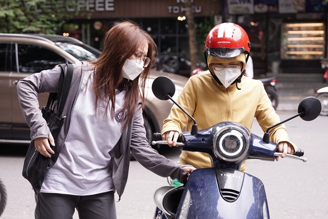 Thi tốt nghiệp THPT 2024: C&aacute;c sĩ tử bước v&agrave;o buổi thi cuối c&ugrave;ng! - Ảnh 1.