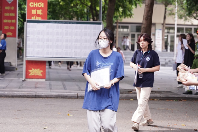 Hết giờ l&agrave;m b&agrave;i m&ocirc;n thi cuối c&ugrave;ng: Th&iacute; sinh phụ huynh đều cười v&igrave; đề dễ thở, vậy l&agrave; thi xong rồi! - Ảnh 1.