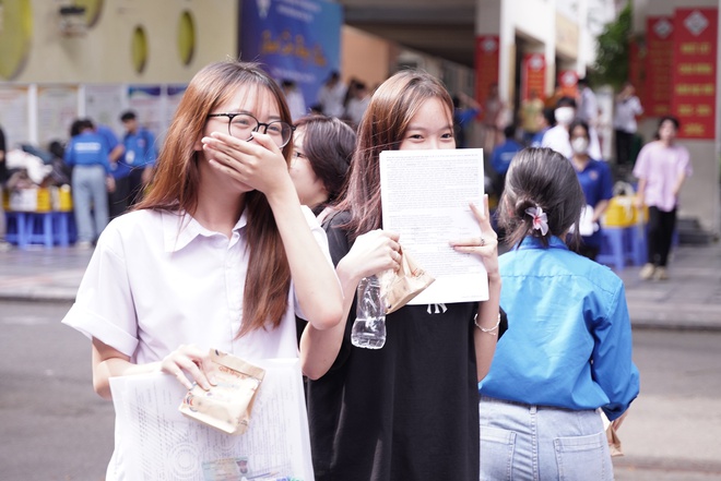 Hết giờ l&agrave;m b&agrave;i m&ocirc;n thi cuối c&ugrave;ng: Th&iacute; sinh phụ huynh đều cười v&igrave; đề dễ thở, vậy l&agrave; thi xong rồi! - Ảnh 2.