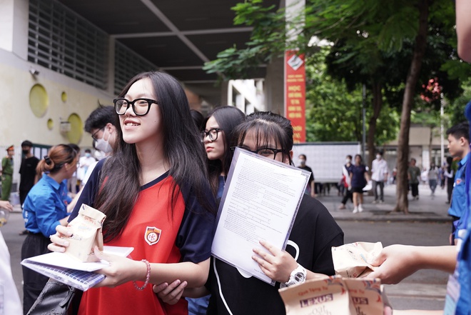 Hết giờ l&agrave;m b&agrave;i m&ocirc;n thi cuối c&ugrave;ng: Th&iacute; sinh phụ huynh đều cười v&igrave; đề dễ thở, vậy l&agrave; thi xong rồi! - Ảnh 3.