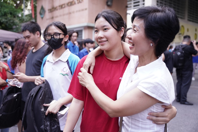 Hết giờ l&agrave;m b&agrave;i m&ocirc;n thi cuối c&ugrave;ng: Th&iacute; sinh phụ huynh đều cười v&igrave; đề dễ thở, vậy l&agrave; thi xong rồi! - Ảnh 5.