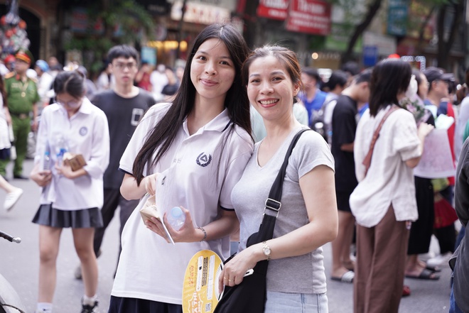 Hết giờ l&agrave;m b&agrave;i m&ocirc;n thi cuối c&ugrave;ng: Th&iacute; sinh phụ huynh đều cười v&igrave; đề dễ thở, vậy l&agrave; thi xong rồi! - Ảnh 6.