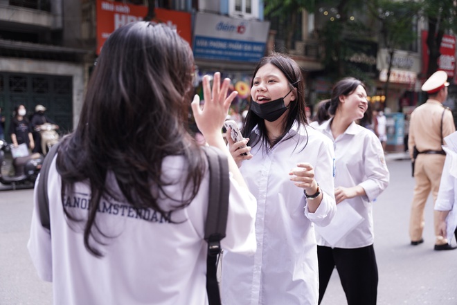 Hết giờ l&agrave;m b&agrave;i m&ocirc;n thi cuối c&ugrave;ng: Th&iacute; sinh phụ huynh đều cười v&igrave; đề dễ thở, vậy l&agrave; thi xong rồi! - Ảnh 7.