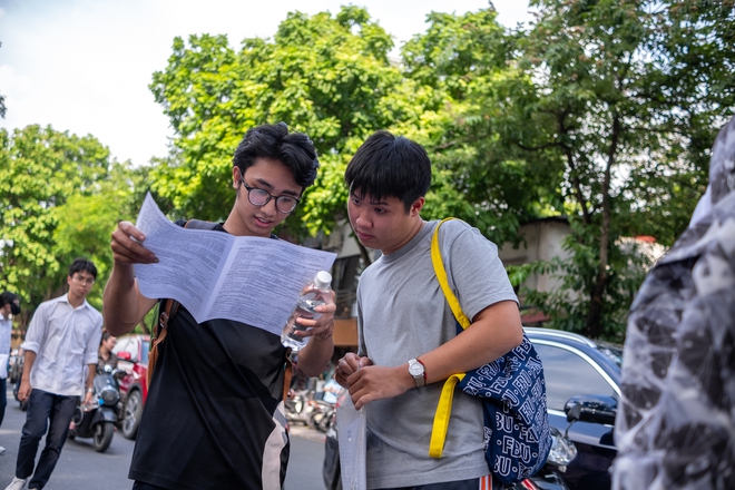 Hết giờ l&agrave;m b&agrave;i m&ocirc;n thi cuối c&ugrave;ng: Th&iacute; sinh phụ huynh đều cười v&igrave; đề dễ thở, vậy l&agrave; thi xong rồi! - Ảnh 9.