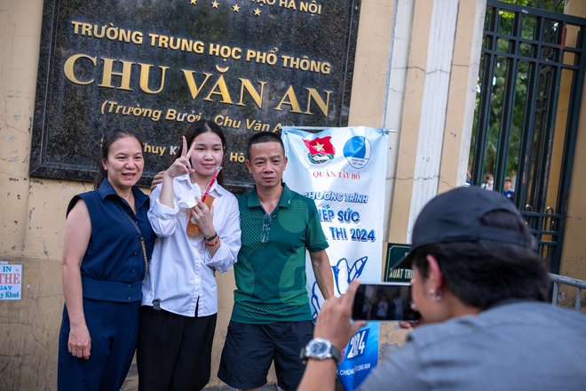 Hết giờ l&agrave;m b&agrave;i m&ocirc;n thi cuối c&ugrave;ng: Th&iacute; sinh phụ huynh đều cười v&igrave; đề dễ thở, vậy l&agrave; thi xong rồi! - Ảnh 8.