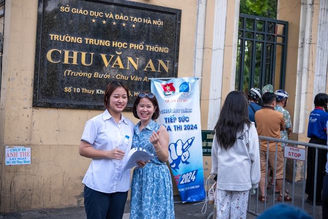 Hết giờ l&agrave;m b&agrave;i m&ocirc;n thi cuối c&ugrave;ng: Th&iacute; sinh phụ huynh đều cười v&igrave; đề dễ thở, vậy l&agrave; thi xong rồi! - Ảnh 10.