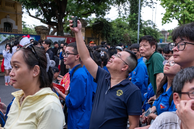 Hết giờ l&agrave;m b&agrave;i m&ocirc;n thi cuối c&ugrave;ng: Th&iacute; sinh phụ huynh đều cười v&igrave; đề dễ thở, vậy l&agrave; thi xong rồi! - Ảnh 11.