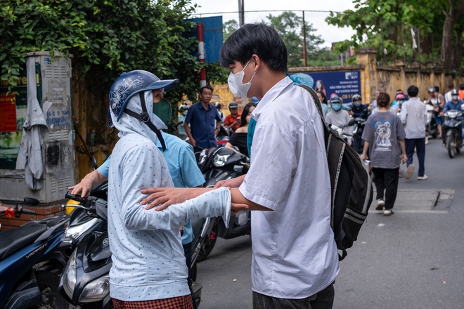 Hết giờ l&agrave;m b&agrave;i m&ocirc;n thi cuối c&ugrave;ng: Th&iacute; sinh phụ huynh đều cười v&igrave; đề dễ thở, vậy l&agrave; thi xong rồi! - Ảnh 12.