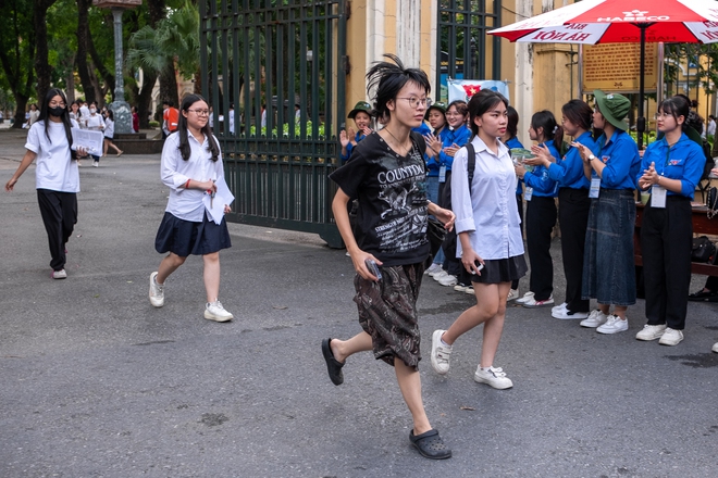 Hết giờ l&agrave;m b&agrave;i m&ocirc;n thi cuối c&ugrave;ng: Th&iacute; sinh phụ huynh đều cười v&igrave; đề dễ thở, vậy l&agrave; thi xong rồi! - Ảnh 13.