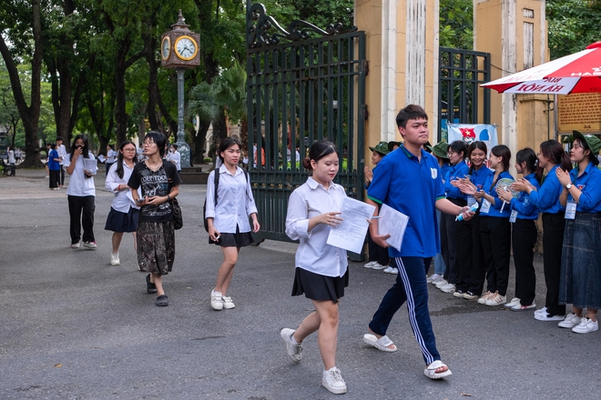 Hết giờ l&agrave;m b&agrave;i m&ocirc;n thi cuối c&ugrave;ng: Th&iacute; sinh phụ huynh đều cười v&igrave; đề dễ thở, vậy l&agrave; thi xong rồi! - Ảnh 14.