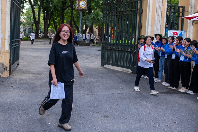 Hết giờ l&agrave;m b&agrave;i m&ocirc;n thi cuối c&ugrave;ng: Th&iacute; sinh phụ huynh đều cười v&igrave; đề dễ thở, vậy l&agrave; thi xong rồi! - Ảnh 15.