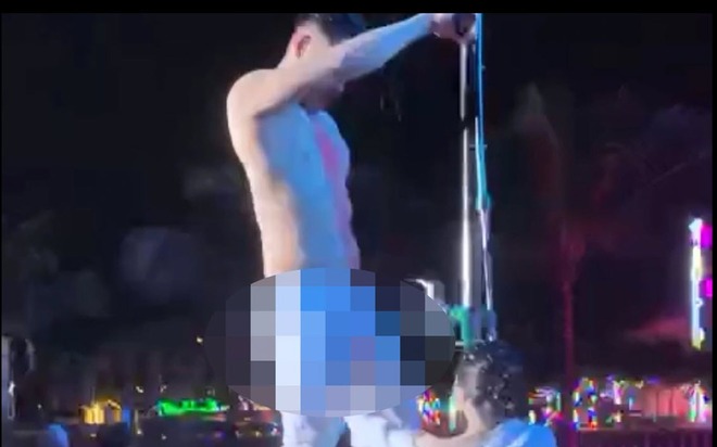Xử phạt 50 triệu đồng quán bar bãi biển ở Hạ Long vì biểu diễn khiêu dâm - Ảnh 1.