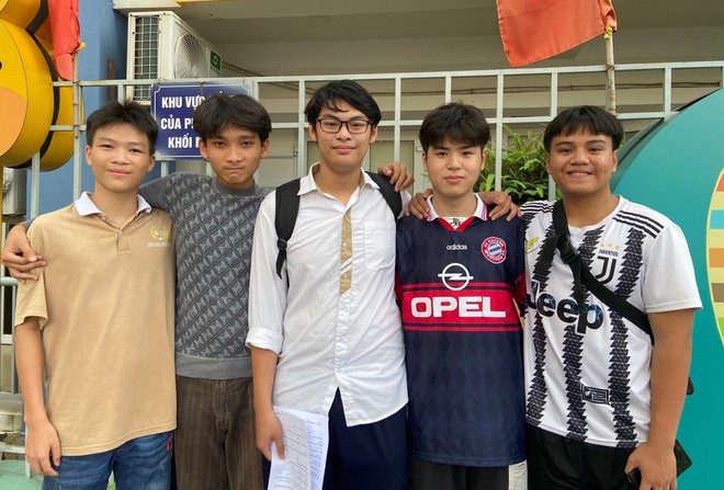 Quen qua game, nhóm Gen Z bay từ TP.HCM ra Hà Nội cổ vũ bạn thi tốt nghiệp - Ảnh 1.