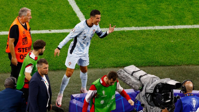 Ronaldo hét vào mặt trọng tài khi không được thổi phạt đền tại Euro 2024: “Tỉnh lại đi” - Ảnh 3.