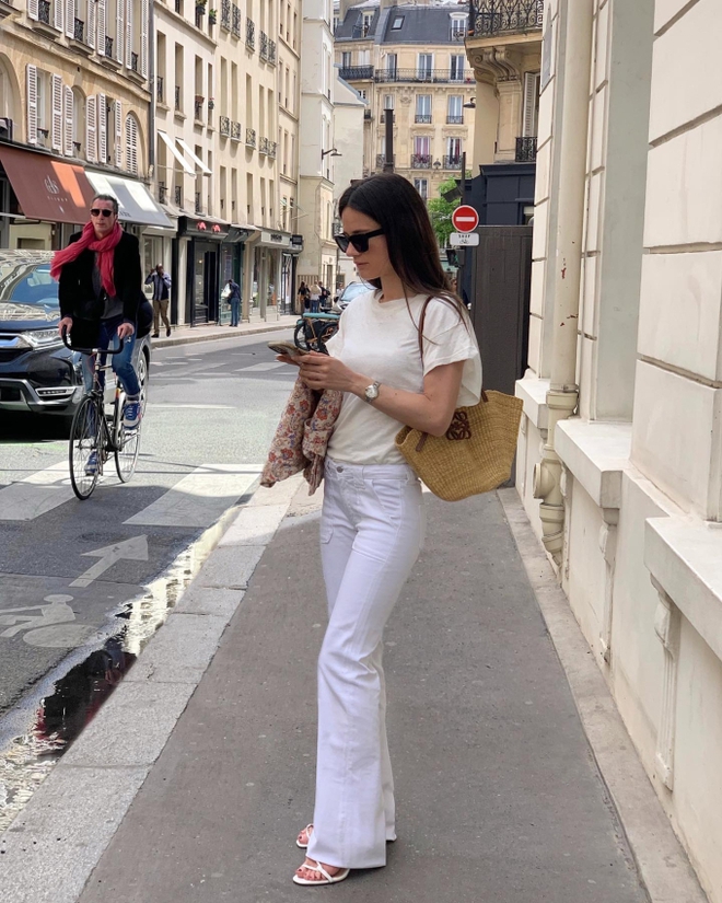 Französische Frauen tragen weiße Hosen auf 10 minimalistische und dennoch elegante Arten – Foto 7.
