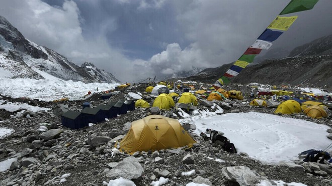 Phát hiện hơn 200 thi thể bỗng lộ ra trên đỉnh núi Everest: Nguyên nhân rất đáng lo ngại - Ảnh 1.